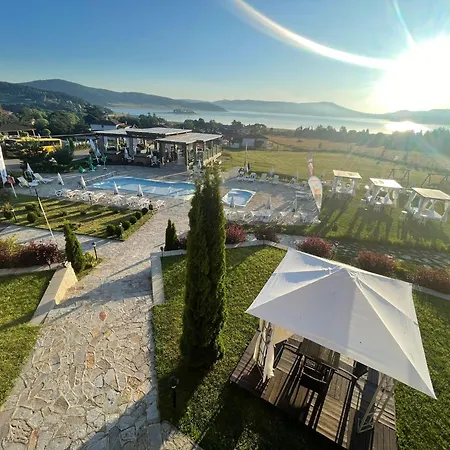 Family Eterno فندق 3*